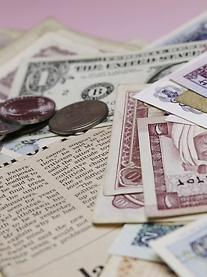 포토 JPG 스튜디오촬영 지폐 돈 실내 근접촬영 사람없음 세로 금융 경제 동전 신문 오브젝트 외화 국내포토 뷰포인트 내부 간행물 뉴스 재산 파일형식