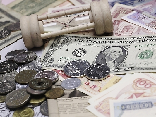 포토 JPG 스튜디오촬영 지폐 돈 실내 근접촬영 사람없음 가로 금융 경제 동전 신문 모래시계 오브젝트 외화 국내포토 모래 뷰포인트 시계 내부 간행물 뉴스 재산 파일형식