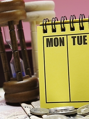 포토 JPG 스튜디오촬영 지폐 돈 실내 근접촬영 사람없음 세로 금융 경제 노란색 동전 달력 신문 모래시계 오브젝트 국내포토 모래 뷰포인트 시계 컬러 내부 간행물 뉴스 재산 파일형식