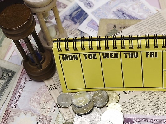 포토 JPG 스튜디오촬영 지폐 돈 실내 근접촬영 사람없음 가로 금융 경제 하이앵글 노란색 동전 달력 신문 모래시계 오브젝트 국내포토 모래 뷰포인트 시계 컬러 내부 간행물 뉴스 재산 파일형식