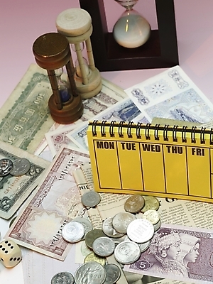 포토 JPG 스튜디오촬영 지폐 돈 실내 근접촬영 사람없음 세로 금융 경제 하이앵글 동전 달력 신문 모래시계 오브젝트 주사위 외화 국내포토 모래 뷰포인트 시계 내부 간행물 뉴스 재산 파일형식