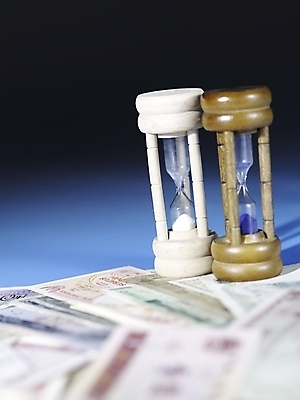 포토 JPG 스튜디오촬영 지폐 돈 실내 근접촬영 사람없음 세로 금융 경제 파란색 모래시계 오브젝트 외화 국내포토 모래 뷰포인트 시계 컬러 내부 재산 파일형식