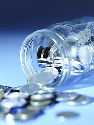 포토 JPG 스튜디오촬영 돈 유리병 실내 근접촬영 사람없음 세로 금융 경제 동전 여러개 오브젝트 외화 국내포토 뷰포인트 다수 병_용기 내부 재산 파일형식