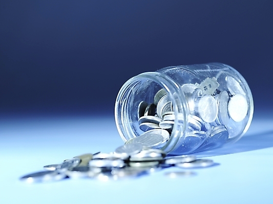 포토 JPG 스튜디오촬영 돈 유리병 실내 근접촬영 사람없음 가로 금융 경제 동전 여러개 백원 오브젝트 국내포토 뷰포인트 다수 병_용기 내부 재산 파일형식