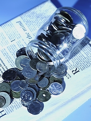 포토 JPG 스튜디오촬영 돈 유리병 실내 근접촬영 사람없음 세로 금융 경제 하이앵글 동전 여러개 신문 오브젝트 외화 국내포토 뷰포인트 다수 병_용기 내부 간행물 뉴스 재산 파일형식