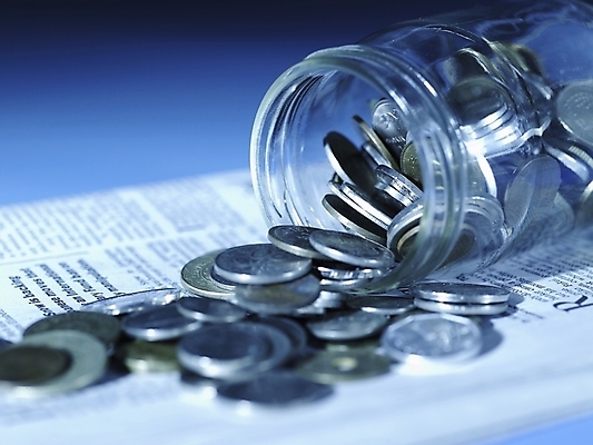 포토 JPG 스튜디오촬영 돈 유리병 실내 근접촬영 사람없음 가로 금융 경제 동전 여러개 신문 오브젝트 외화 국내포토 뷰포인트 다수 병_용기 내부 간행물 뉴스 재산 파일형식