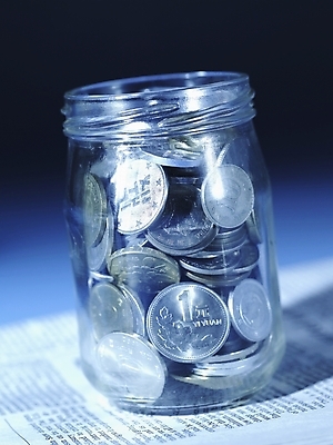 포토 JPG 스튜디오촬영 돈 유리병 실내 그림자 근접촬영 사람없음 세로 금융 경제 동전 여러개 신문 백원 오브젝트 국내포토 뷰포인트 다수 병_용기 내부 간행물 뉴스 재산 파일형식