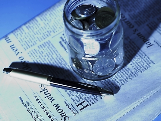 포토 JPG 스튜디오촬영 돈 유리병 실내 그림자 근접촬영 사람없음 가로 금융 경제 하이앵글 펜 볼펜 동전 여러개 신문 백원 오브젝트 국내포토 뷰포인트 다수 병_용기 내부 간행물 필기구 뉴스 재산 파일형식