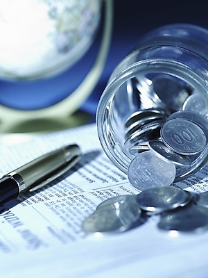 포토 JPG 스튜디오촬영 돈 유리병 실내 근접촬영 사람없음 세로 금융 경제 펜 볼펜 지구본 동전 여러개 신문 백원 오브젝트 국내포토 뷰포인트 다수 병_용기 내부 간행물 필기구 뉴스 재산 파일형식