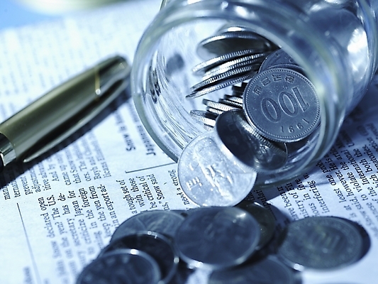 포토 JPG 스튜디오촬영 돈 유리병 실내 근접촬영 사람없음 가로 금융 경제 펜 볼펜 동전 여러개 신문 백원 오브젝트 국내포토 뷰포인트 다수 병_용기 내부 간행물 필기구 뉴스 재산 파일형식