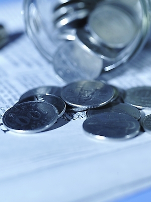 포토 JPG 스튜디오촬영 돈 유리병 실내 근접촬영 사람없음 세로 금융 경제 동전 여러개 신문 백원 오브젝트 국내포토 뷰포인트 다수 병_용기 내부 간행물 뉴스 재산 파일형식