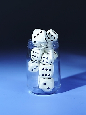 포토 JPG 생활용품 유리병 실내 누끼 근접촬영 사람없음 세로 파란색 놀이용품 여러개 주사위 주사위놀이 국내포토 뷰포인트 컬러 다수 놀이 병_용기 내부 오브젝트 파일형식