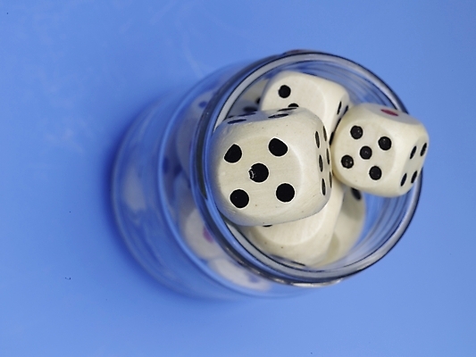 포토 JPG 생활용품 유리병 실내 누끼 근접촬영 사람없음 가로 파란색 하이앵글 놀이용품 여러개 주사위 주사위놀이 국내포토 뷰포인트 컬러 다수 놀이 병_용기 내부 오브젝트 파일형식