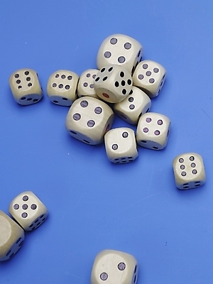 포토 JPG 생활용품 실내 근접촬영 사람없음 세로 파란색 하이앵글 놀이용품 여러개 주사위 주사위놀이 국내포토 뷰포인트 컬러 다수 놀이 내부 오브젝트 파일형식