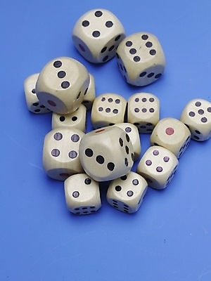 포토 JPG 생활용품 실내 근접촬영 사람없음 세로 파란색 하이앵글 놀이용품 여러개 주사위 주사위놀이 국내포토 뷰포인트 컬러 다수 놀이 내부 오브젝트 파일형식