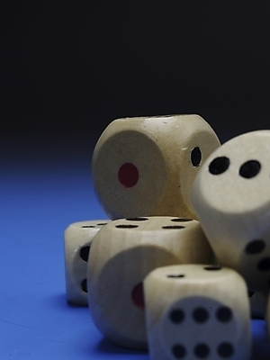 포토 JPG 생활용품 실내 근접촬영 사람없음 세로 파란색 놀이용품 여러개 주사위 주사위놀이 국내포토 뷰포인트 컬러 다수 놀이 내부 오브젝트 파일형식