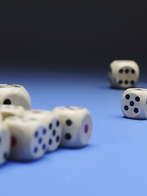 포토 JPG 생활용품 실내 근접촬영 사람없음 세로 파란색 놀이용품 여러개 주사위 주사위놀이 국내포토 뷰포인트 컬러 다수 놀이 내부 오브젝트 파일형식