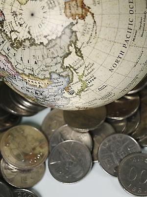 포토 JPG 스튜디오촬영 나라 외국문화 세계지도 지도 돈 실내 근접촬영 사람없음 세로 금융 경제 하이앵글 지구본 동전 여러개 백원 오백원 오브젝트 국내포토 문화 뷰포인트 다수 내부 세계 재산 파일형식