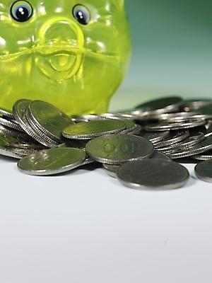 포토 JPG 스튜디오촬영 돈 실내 근접촬영 사람없음 세로 금융 경제 동전 여러개 돼지저금통 저금통 백원 오브젝트 국내포토 뷰포인트 다수 내부 저축 재산 파일형식