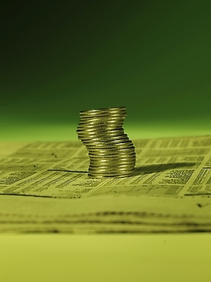 포토 JPG 스튜디오촬영 돈 실내 그림자 근접촬영 사람없음 세로 금융 경제 동전 여러개 신문 백원 오브젝트 국내포토 뷰포인트 다수 내부 간행물 뉴스 재산 파일형식