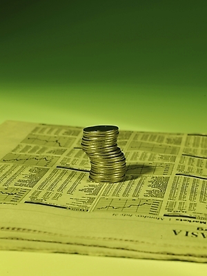 포토 JPG 스튜디오촬영 돈 실내 그림자 근접촬영 사람없음 세로 금융 경제 동전 여러개 신문 백원 오브젝트 국내포토 뷰포인트 다수 내부 간행물 뉴스 재산 파일형식