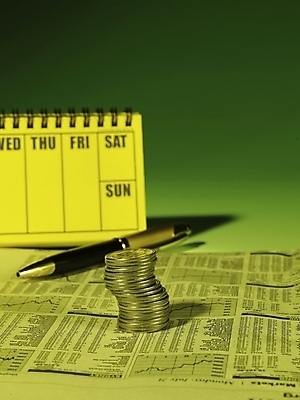 포토 JPG 스튜디오촬영 돈 실내 그림자 근접촬영 사람없음 세로 금융 경제 펜 볼펜 동전 여러개 달력 신문 백원 오브젝트 국내포토 뷰포인트 다수 내부 간행물 필기구 뉴스 재산 파일형식