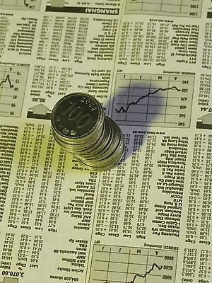 포토 JPG 스튜디오촬영 돈 실내 그림자 근접촬영 사람없음 세로 금융 경제 하이앵글 동전 신문 백원 오브젝트 국내포토 뷰포인트 내부 간행물 뉴스 재산 파일형식