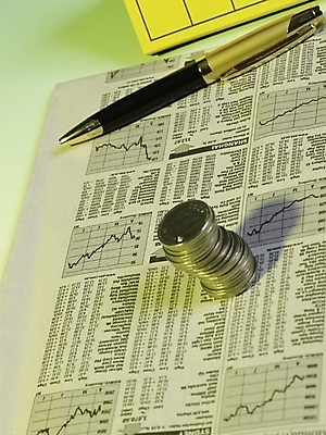 포토 JPG 스튜디오촬영 돈 실내 그림자 근접촬영 사람없음 세로 금융 경제 하이앵글 펜 볼펜 동전 달력 신문 오브젝트 국내포토 뷰포인트 내부 간행물 필기구 뉴스 재산 파일형식