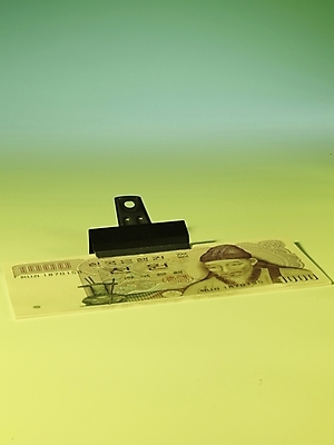 포토 JPG 스튜디오촬영 지폐 돈 실내 집게 근접촬영 사람없음 세로 금융 경제 오브젝트 한장 천원 국내포토 1 뷰포인트 내부 재산 파일형식