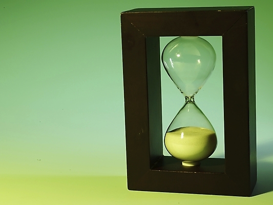 포토 JPG 스튜디오촬영 생활용품 조명 실내 그림자 근접촬영 사람없음 가로 노란색 모래시계 국내포토 모래 뷰포인트 시계 컬러 내부 오브젝트 파일형식