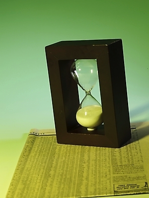 포토 JPG 스튜디오촬영 조명 실내 그림자 근접촬영 사람없음 세로 신문 모래시계 국내포토 모래 뷰포인트 시계 내부 간행물 뉴스 파일형식