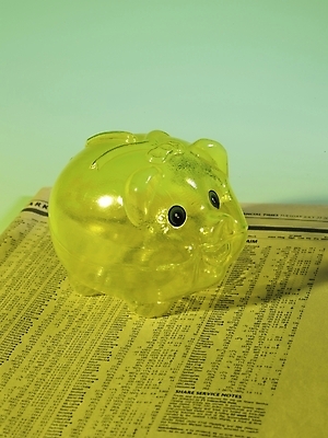 포토 JPG 스튜디오촬영 생활용품 실내 그림자 근접촬영 사람없음 세로 노란색 돼지저금통 저금통 신문 국내포토 뷰포인트 컬러 내부 간행물 저축 뉴스 오브젝트 파일형식