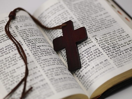 포토 JPG 스튜디오촬영 종교 십자가 종교용품 기독교용품 실내 근접촬영 사람없음 가로 성경 천주교 십자가목걸이 국내포토 뷰포인트 목걸이 내부 파일형식