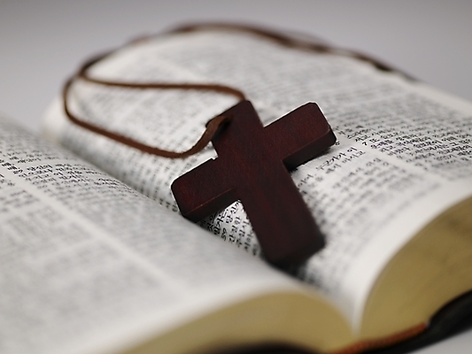 포토 JPG 스튜디오촬영 종교 십자가 종교용품 기독교용품 실내 근접촬영 사람없음 가로 성경 천주교 십자가목걸이 국내포토 뷰포인트 목걸이 내부 파일형식