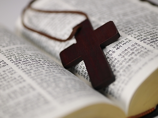 포토 JPG 스튜디오촬영 종교 십자가 종교용품 기독교용품 실내 근접촬영 사람없음 가로 성경 천주교 십자가목걸이 국내포토 뷰포인트 목걸이 내부 파일형식