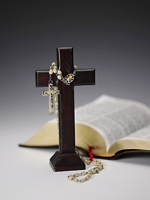 포토 JPG 스튜디오촬영 종교 십자가 종교용품 기독교용품 실내 사람없음 세로 성경 천주교 묵주 국내포토 내부 파일형식