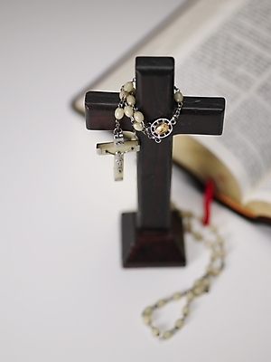 포토 JPG 스튜디오촬영 종교 십자가 종교용품 기독교용품 실내 근접촬영 사람없음 아웃포커스 세로 성경 천주교 묵주 국내포토 뷰포인트 촬영기법 내부 파일형식