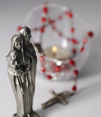 포토 JPG 스튜디오촬영 종교 초 촛불 종교용품 실내 사람없음 아웃포커스 장식 세로 조각상 천주교 예수 작품 천주교용품 마리아 묵주 국내포토 촬영기법 미술 내부 조형물 신_종교 파일형식