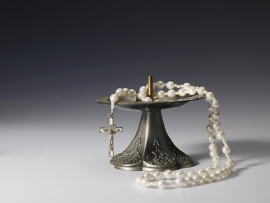 포토 JPG 스튜디오촬영 종교 종교용품 실내 그림자 사람없음 가로 천주교 촛대 천주교용품 묵주 국내포토 내부 파일형식