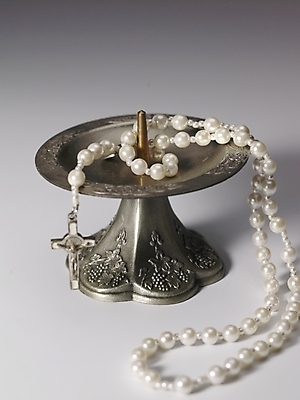 포토 JPG 스튜디오촬영 종교 종교용품 실내 사람없음 세로 천주교 촛대 천주교용품 묵주 국내포토 내부 파일형식