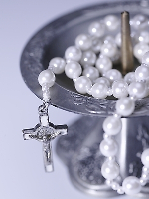 포토 JPG 스튜디오촬영 종교 종교용품 실내 근접촬영 사람없음 세로 천주교 실버 은색 촛대 천주교용품 묵주 국내포토 노년 뷰포인트 컬러 내부 파일형식