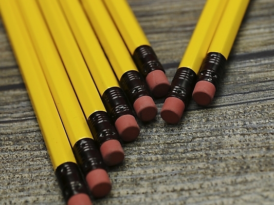 포토 JPG 스튜디오촬영 문구용품 실내 근접촬영 사람없음 가로 하이앵글 필기구 연필 노란색 여러개 지우개 국내포토 뷰포인트 컬러 다수 학용품 내부 오브젝트 파일형식