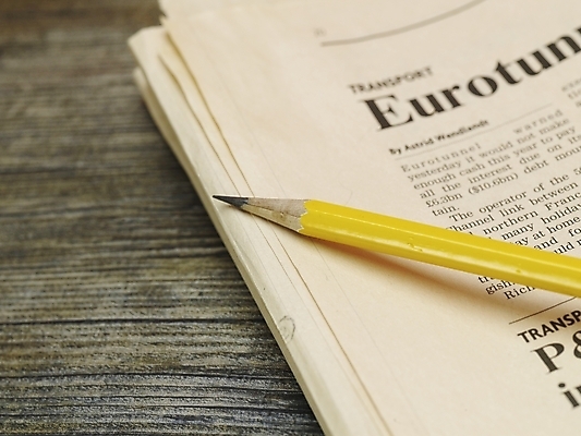 포토 JPG 스튜디오촬영 문자 기호 문구용품 실내 근접촬영 사람없음 가로 하이앵글 필기구 연필 노란색 신문기사 신문 지우개 국내포토 뷰포인트 컬러 학용품 내부 간행물 뉴스 오브젝트 파일형식