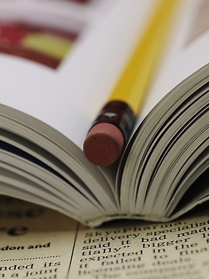 포토 JPG 스튜디오촬영 문구용품 실내 근접촬영 사람없음 책 필기구 연필 노란색 신문 잡지 국내포토 뷰포인트 컬러 학용품 내부 간행물 뉴스 오브젝트 파일형식