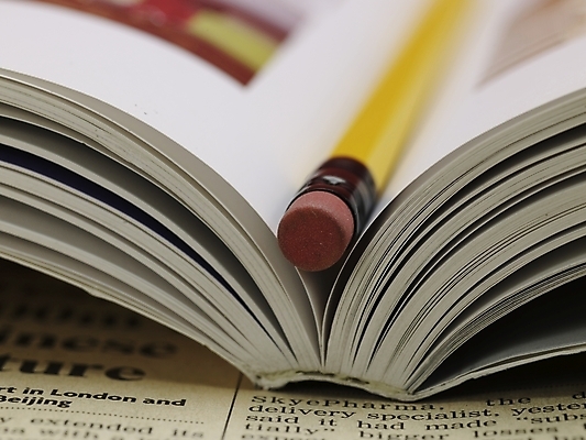 포토 JPG 스튜디오촬영 문구용품 실내 근접촬영 사람없음 책 가로 필기구 연필 노란색 신문 잡지 국내포토 뷰포인트 컬러 학용품 내부 간행물 뉴스 오브젝트 파일형식