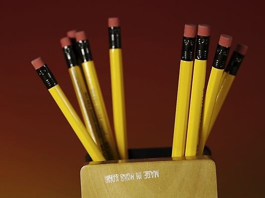 포토 JPG 스튜디오촬영 문구용품 실내 근접촬영 사람없음 책 가로 필기구 연필 노란색 신문 잡지 지우개 연필꽂이 국내포토 뷰포인트 컬러 학용품 내부 간행물 뉴스 오브젝트 파일형식