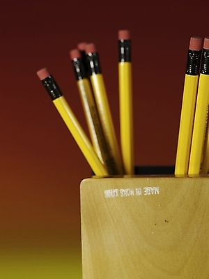 포토 JPG 스튜디오촬영 문구용품 실내 근접촬영 사람없음 세로 필기구 연필 노란색 지우개 연필꽂이 국내포토 뷰포인트 컬러 학용품 내부 오브젝트 파일형식