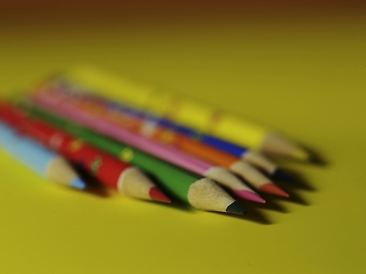 포토 JPG 스튜디오촬영 문구용품 색연필 실내 근접촬영 사람없음 아웃포커스 가로 컬러풀 필기구 연필 노란색 국내포토 뷰포인트 컬러 학용품 촬영기법 내부 오브젝트 파일형식