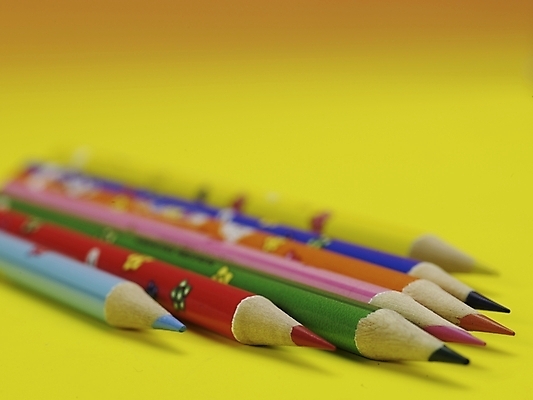 포토 JPG 스튜디오촬영 문구용품 색연필 실내 근접촬영 사람없음 가로 컬러풀 필기구 연필 노란색 국내포토 뷰포인트 컬러 학용품 내부 오브젝트 파일형식