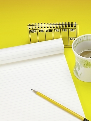 포토 JPG 스튜디오촬영 커피 음료 문구용품 실내 근접촬영 사람없음 세로 하이앵글 필기구 연필 노란색 공책 달력 커피잔 찻잔 오브젝트 연습장 국내포토 뷰포인트 컬러 학용품 잔 내부 파일형식